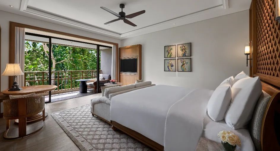 Modernes Doppelzimmer mit Balkon und Waldsicht in einem luxuriösen Hotel.