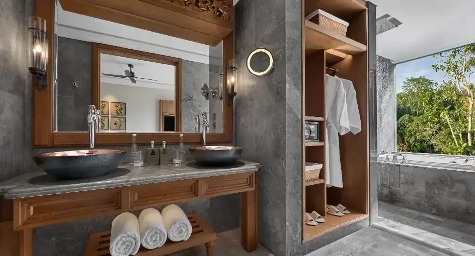 Modernes Badezimmer mit Waschtisch aus Marmor und Holzdetails