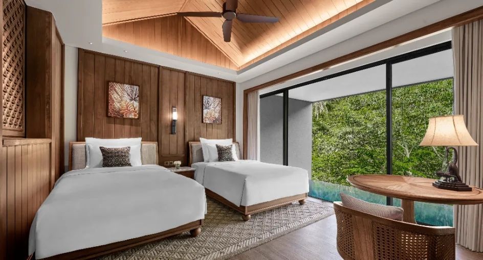 Zweibettzimmer mit Holzdecke und Zugang zum privaten Pool.