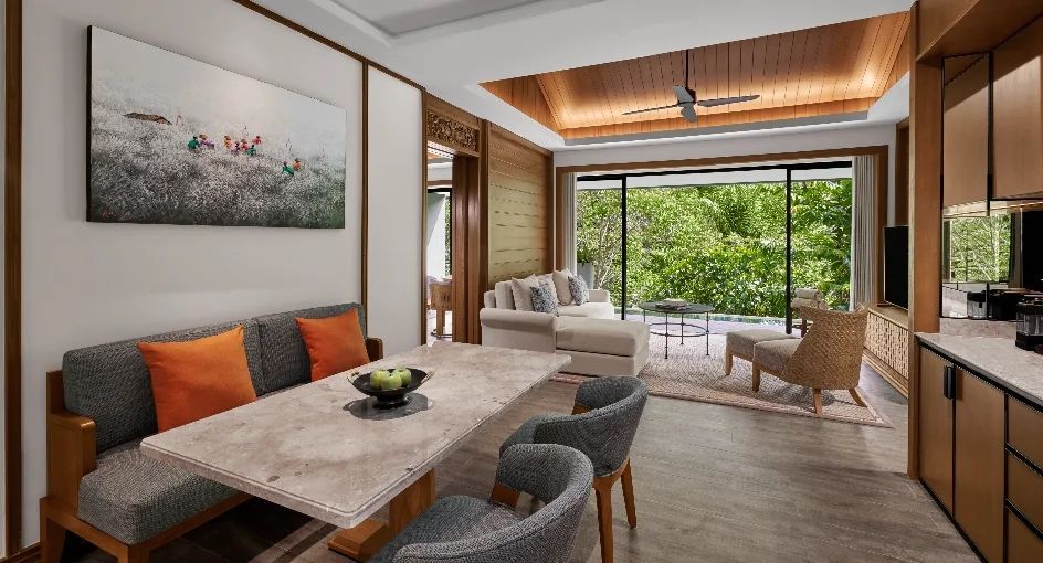 Elegantes Wohn- und Esszimmer mit modernem Dekor und Waldblick.