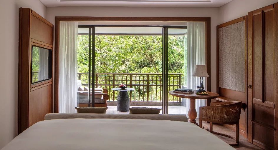 Gemütliches Zimmer mit Blick auf bewaldeten Balkon im Anantara Ubud Bali Resort