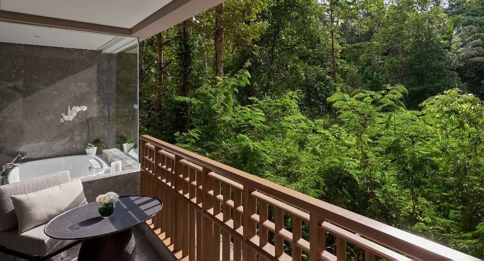 Holzbalkon mit üppigem grünen Waldblick im Anantara Ubud Bali Resort