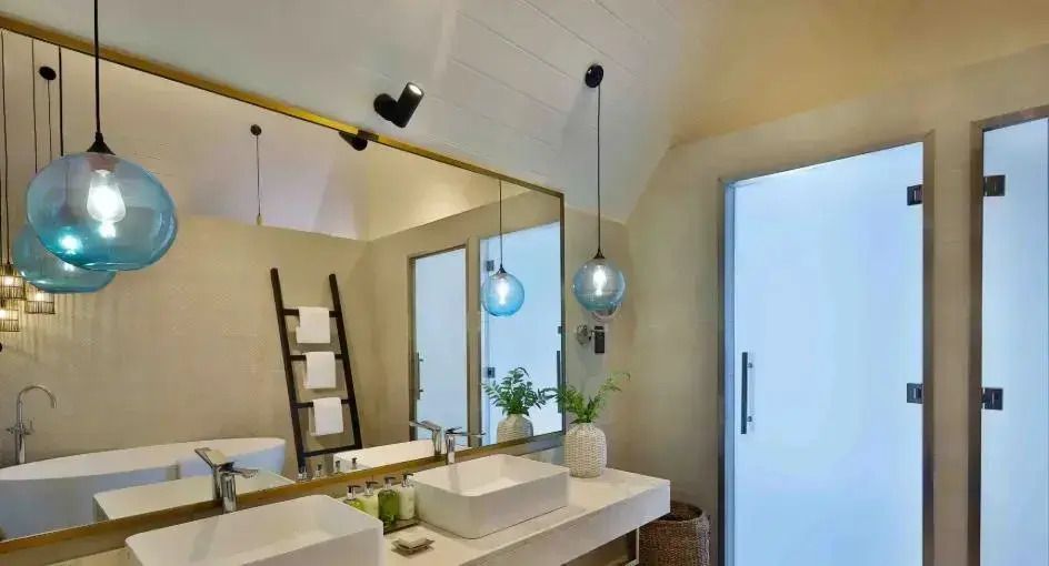 Modernes Badezimmer mit Doppelwaschbecken und großen Spiegeln