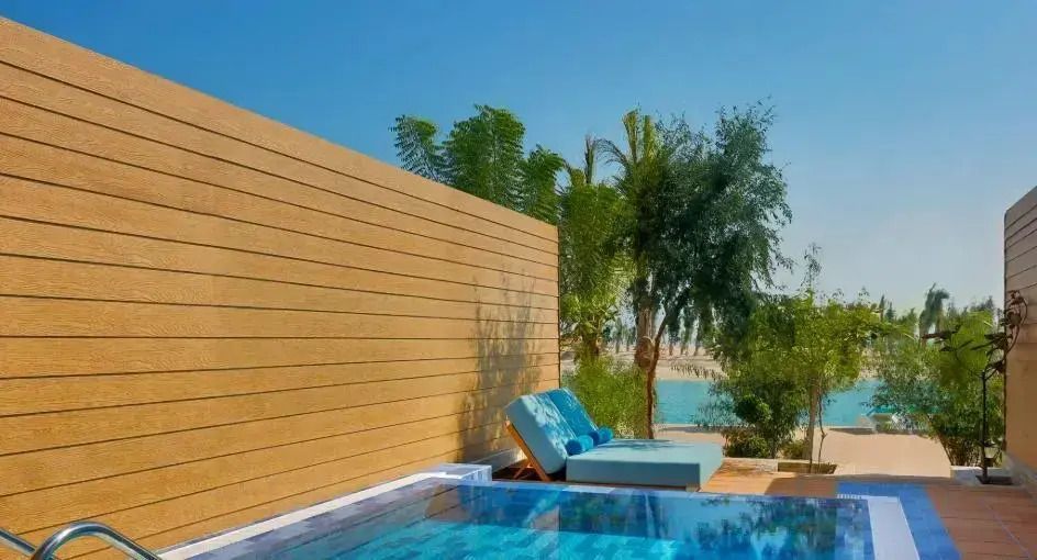 Privater Pool mit Liege und Blick auf die Vegetation