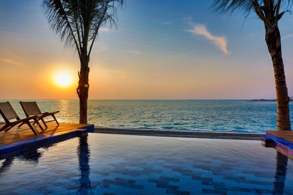 Infinity Pool mit Blick auf den Ozean bei Sonnenuntergang