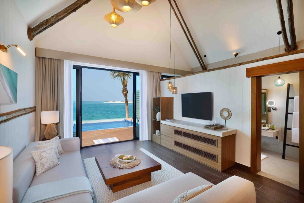 Stimmungsvolles Wohnzimmer mit Meerblick und offener Terrasse
