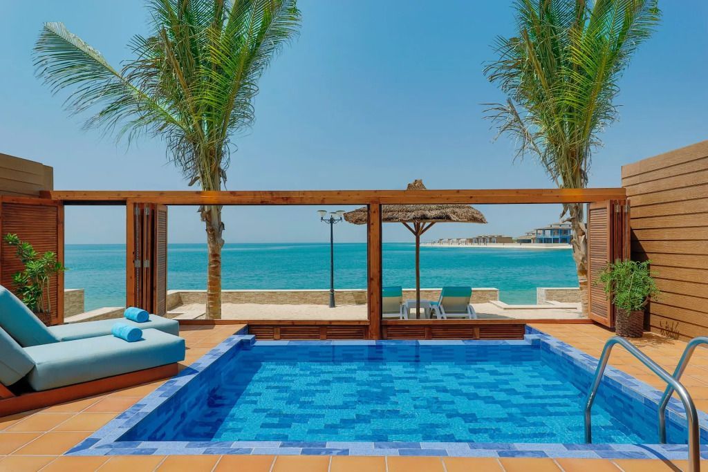 Privater Pool mit Liegestühlen und Meerblick