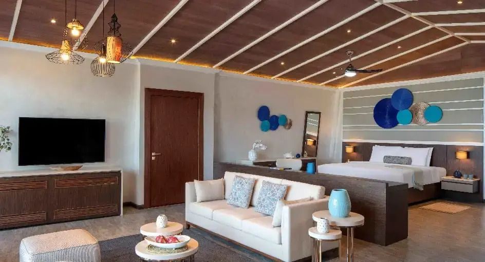 Suite mit bequemer Couch und dekorativer Beleuchtung