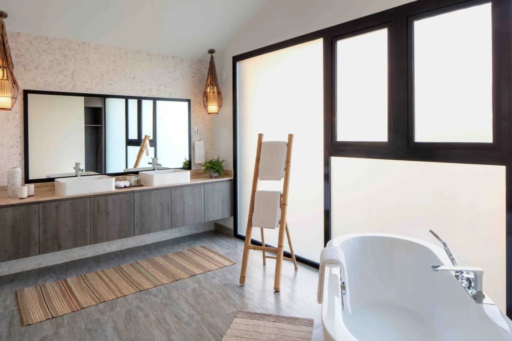 Modernes Badezimmer mit Badewanne und großer Fensterfront.