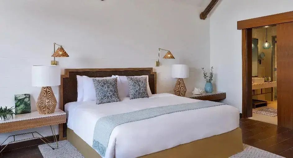 Hochwertig eingerichtetes Schlafzimmer mit Doppelbett und geschmackvollen Dekorationen