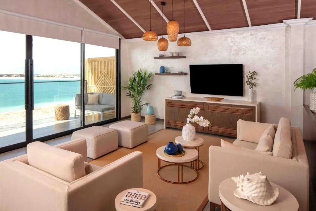 Elegantes Wohnzimmer mit Blick auf das Meer und modernen Möbeln