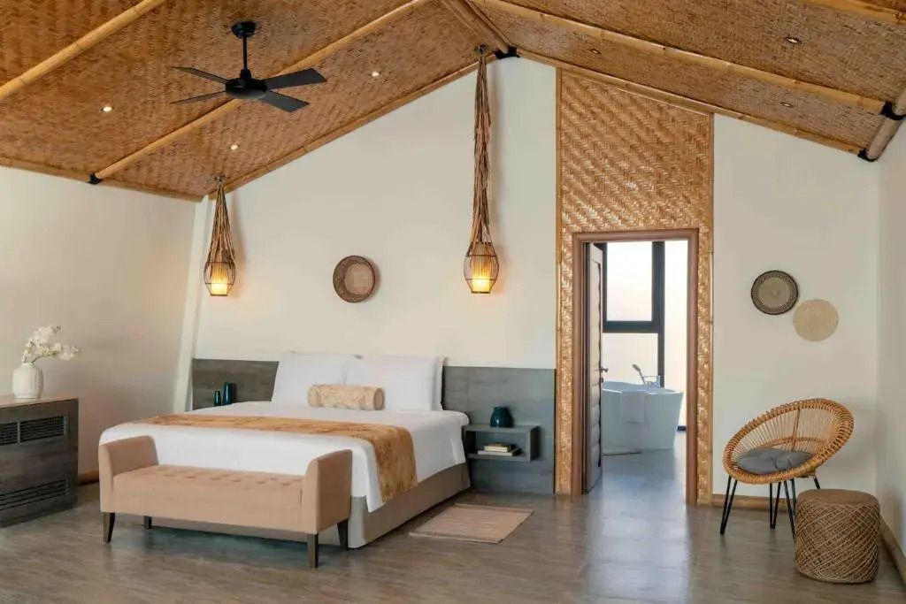 Luxuriöses Schlafzimmer mit Holzelementen und direktem Zugang zum Badezimmer