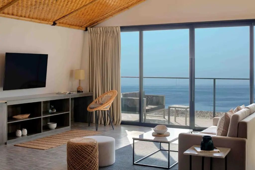 Heller Wohnbereich mit Blick auf die Terrasse und das Meer