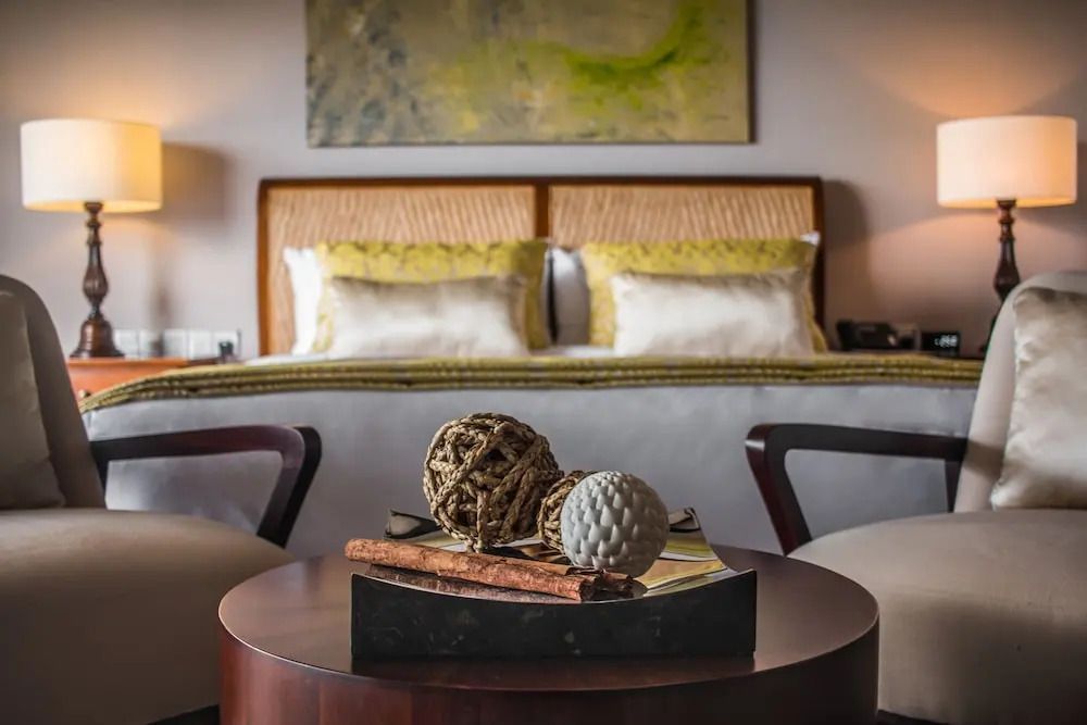 Elegantes Schlafzimmer im Chalet mit luxuriösem Dekor