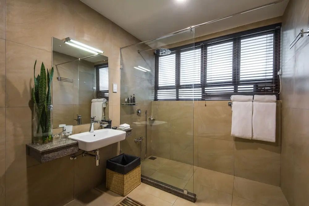 Modernes Badezimmer mit großzügiger Dusche im Chalet