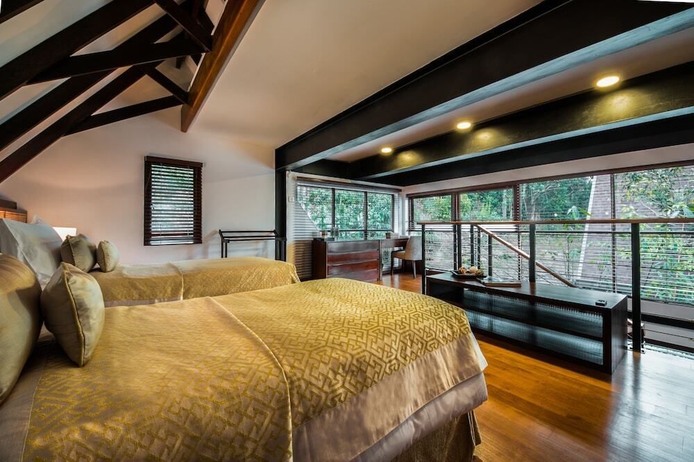 Geräumiges Zimmer im Chalet mit großen Fenstern und Panoramablick