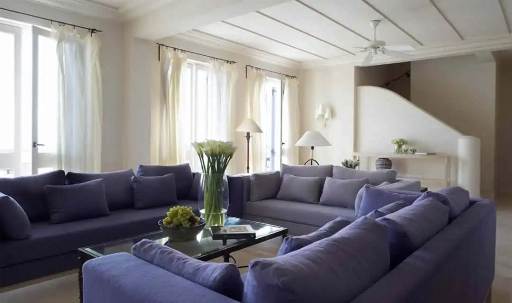 Geräumiges Wohnzimmer mit komfortablen Sofas und großen Fenstern
