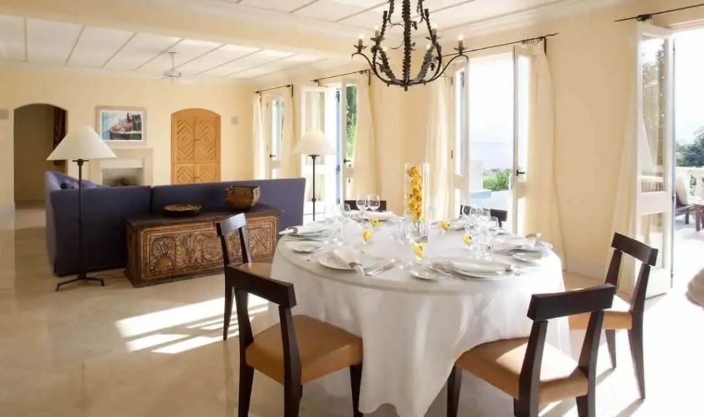 Elegantes Esszimmer mit rundem Tisch und Kronleuchter im Anassa Hotel