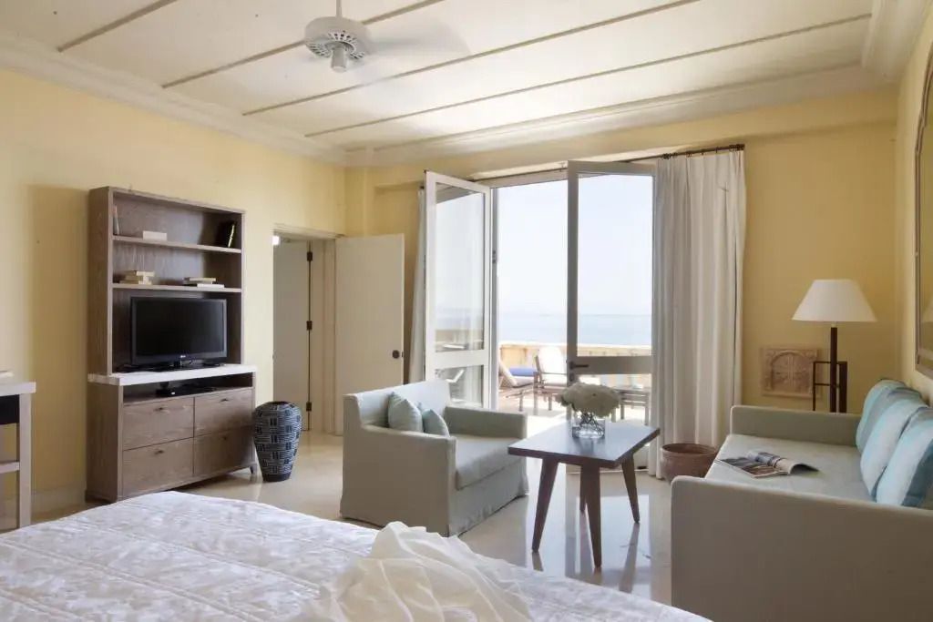 Geräumiges Wohnzimmer mit Meerblick und eleganter Einrichtung im Anax Suite.