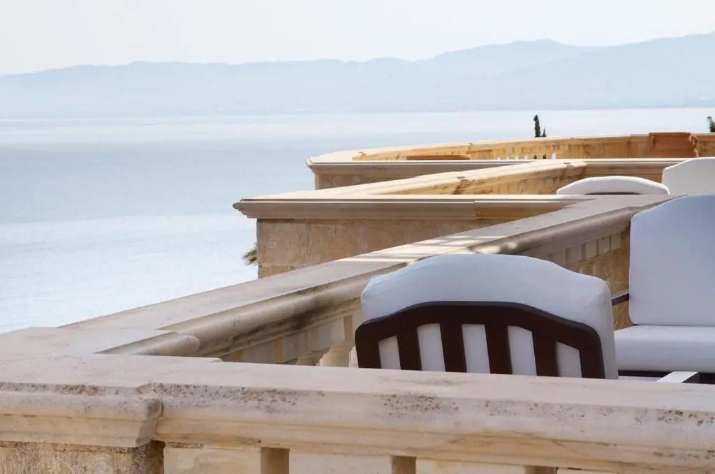 Balkon mit Meerblick und eleganter Balustrade im Anax Suite.