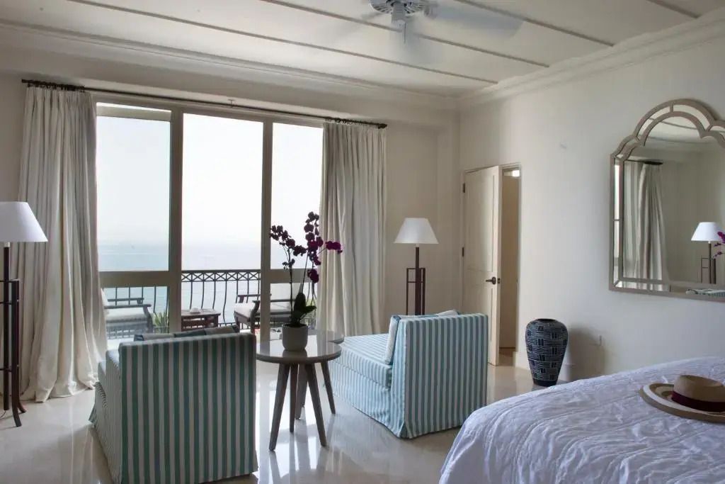 Helles Zimmer mit Sitzbereich und Meerblick im Anax Suite.