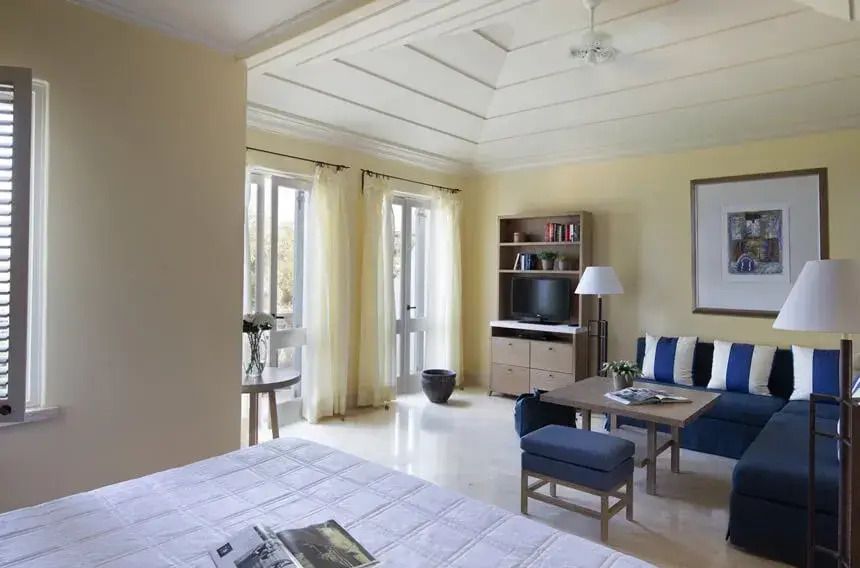 Helle Junior-Suite mit Balkon und großem Fenster für Meerblick