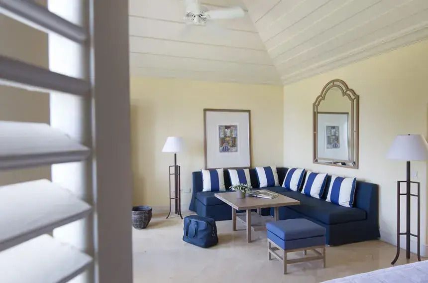 Wohnbereich der Junior-Suite mit stilvollem Sofa und Dekoration