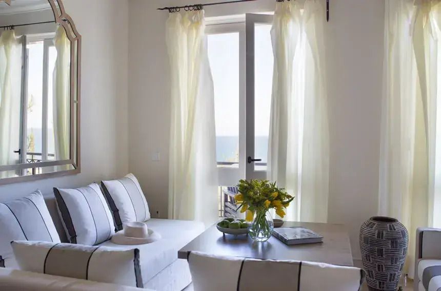 Junior-Suite mit Balkon und Sichtschutzvorhängen mit Meerblick