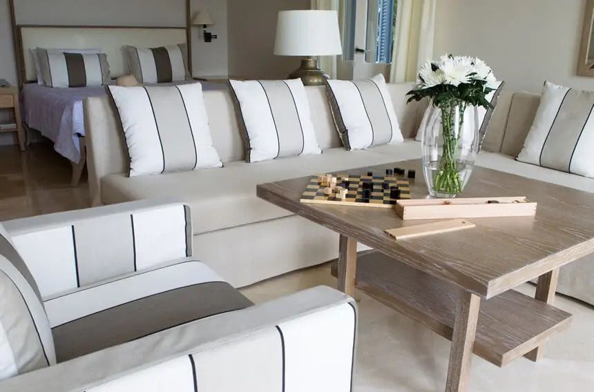 Modernes Wohnzimmer mit gemütlicher Sitzecke und Blumenarrangement