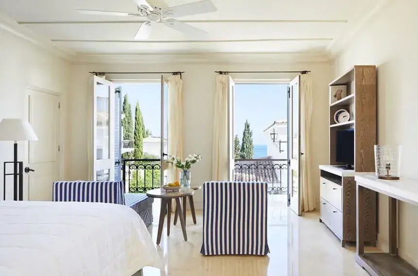 Zimmer mit offenem Balkon und Blick auf das Meer