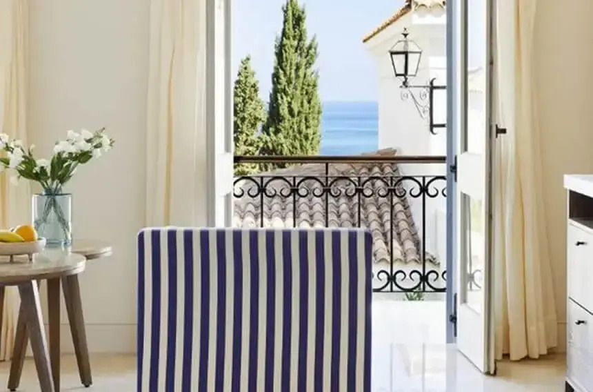 Ausblick vom Zimmerbalkon auf das Meer und Garten