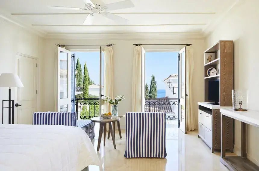 Helles Zimmer mit französischen Türen und Blick auf das Meer