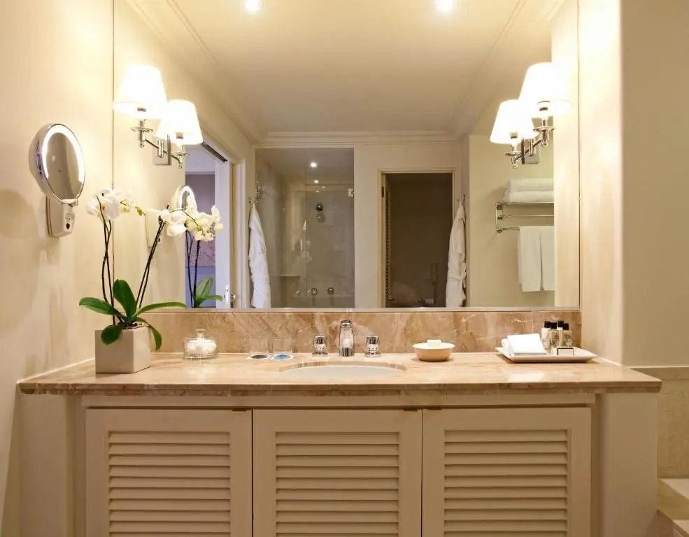 Elegantes Badezimmer mit Marmordetails und modernen Armaturen