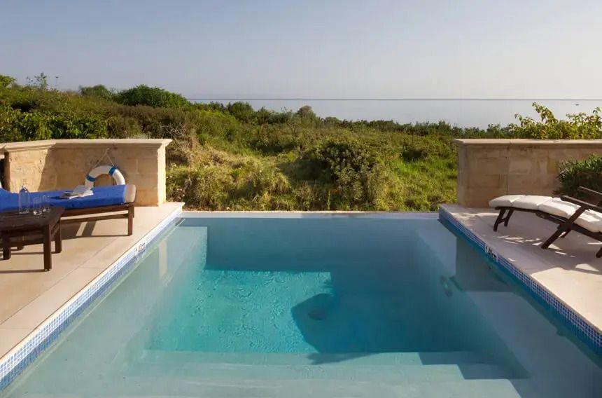 Privater Pool der Suite mit Blick auf die Küstenlandschaft