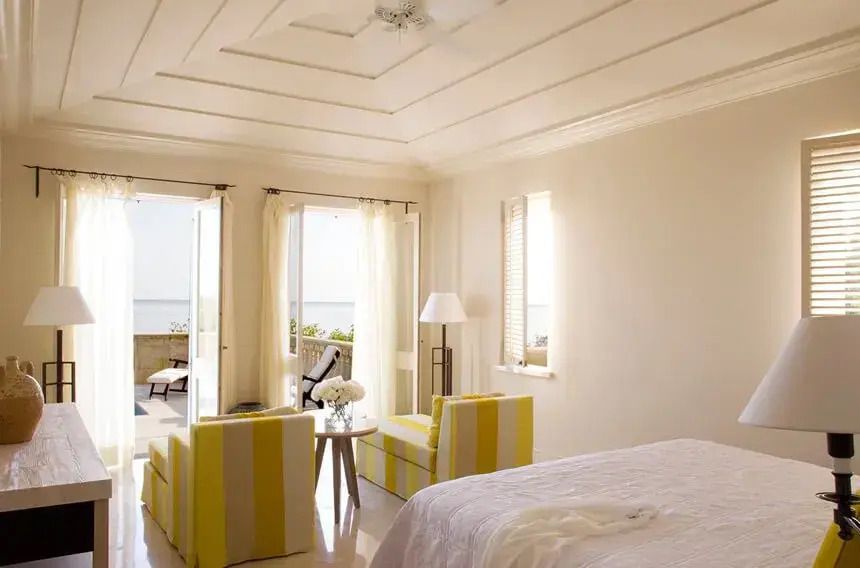 Geräumiges Schlafzimmer mit Meerblick und stilvollem Design