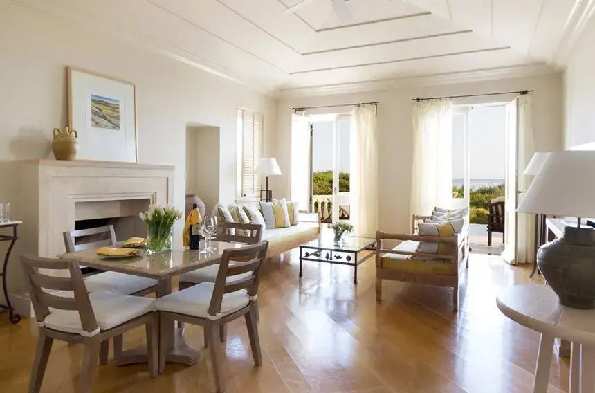 Elegantes Wohnzimmer mit Essbereich und reichlich Tageslicht
