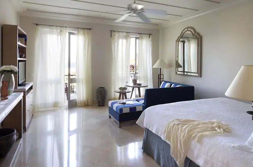 Helles Schlafzimmer mit Meerblick und eleganten weißen Vorhängen