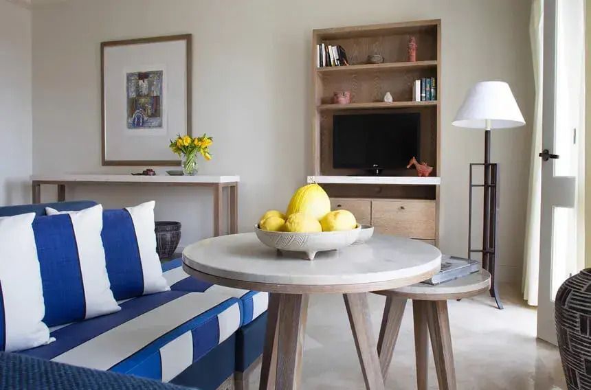 Komfortabler Wohnbereich mit blau-weiß gestreiftem Sofa und moderner Einrichtung