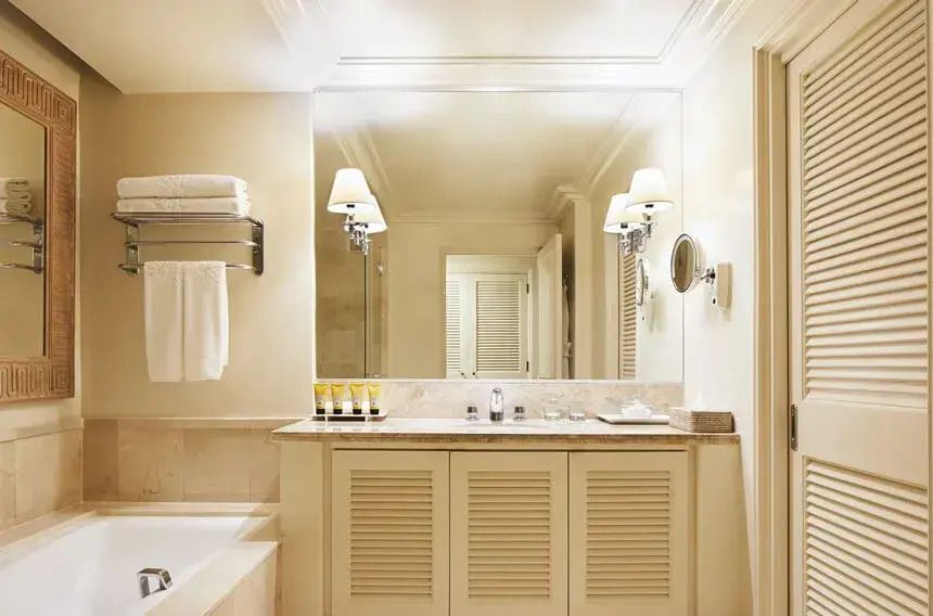 Elegantes Badezimmer mit großem Spiegel und luxuriösen Details