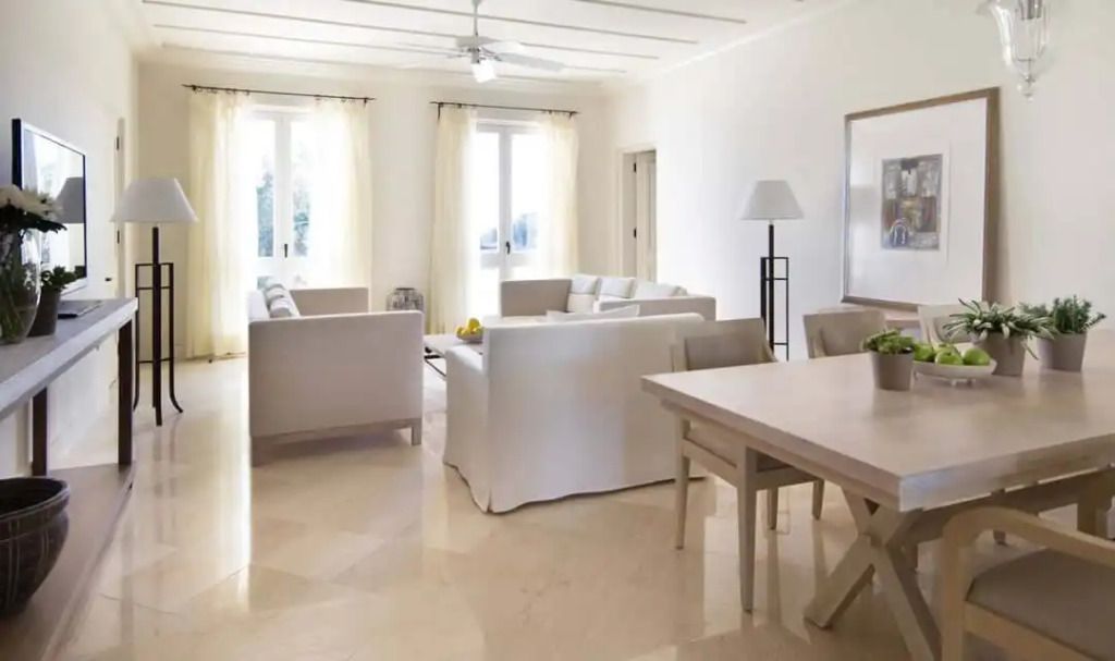 Helles Wohnzimmer einer Suite mit stilvollen Sofas und Esstisch