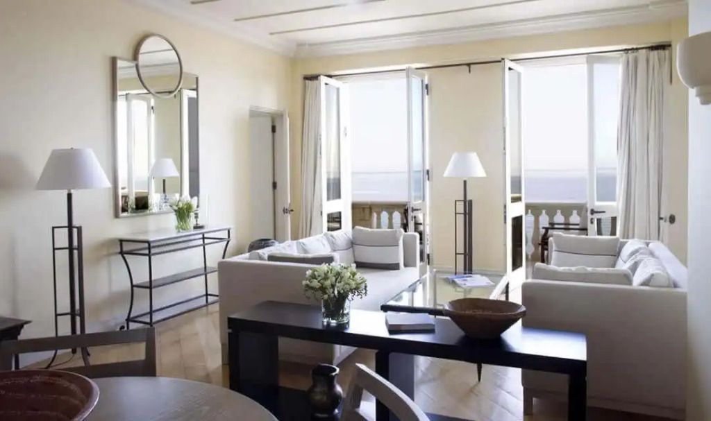 Elegante Suite mit großen Fenstern und stilvollen Möbeln