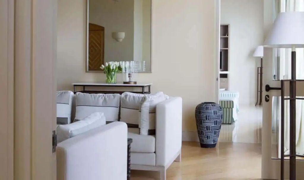 Chic eingerichteter Wohnbereich mit dekorativen Accessoires