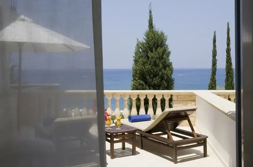 Private Terrasse mit Liegestühlen und Meerblick