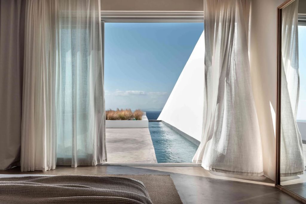 Blick aus dem Schlafzimmer auf Infinity-Pool und Meer