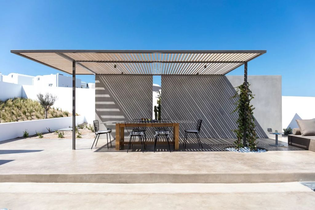 Outdoor-Essbereich unter modernem Sonnensegel