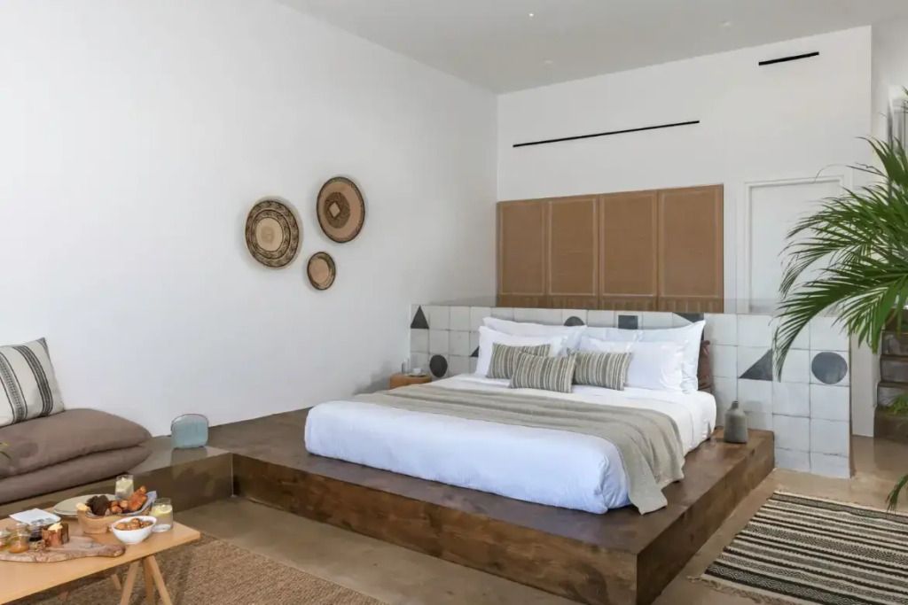 Modernes Schlafzimmer mit Doppelbett und stilvollen Wanddekorationen in der Executive Suite.