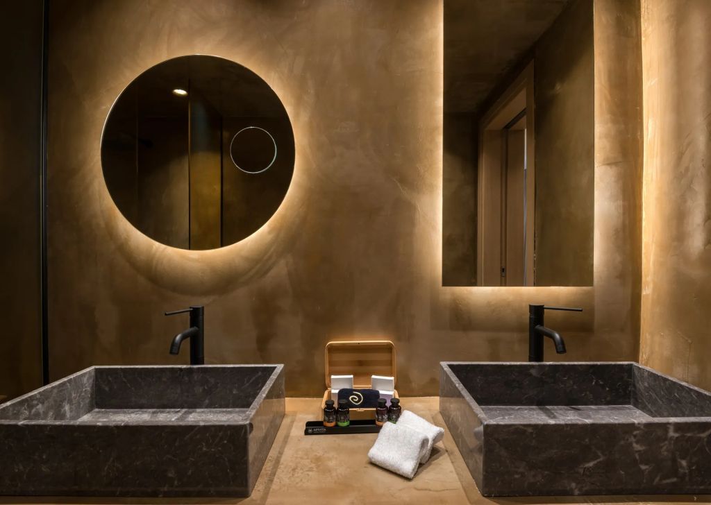 Luxuriöses Badezimmer mit zwei Waschbecken und stimmungsvoller Beleuchtung in der Executive Suite.