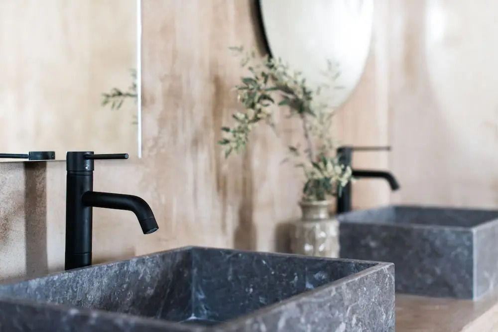 Detailansicht von Waschbecken und edler Dekoration im Badezimmer der Executive Suite.