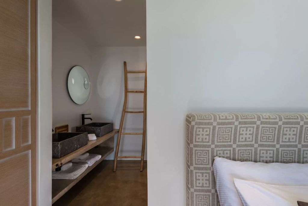 Modernes Badezimmer mit stilvollen Waschbecken und Wandspiegel