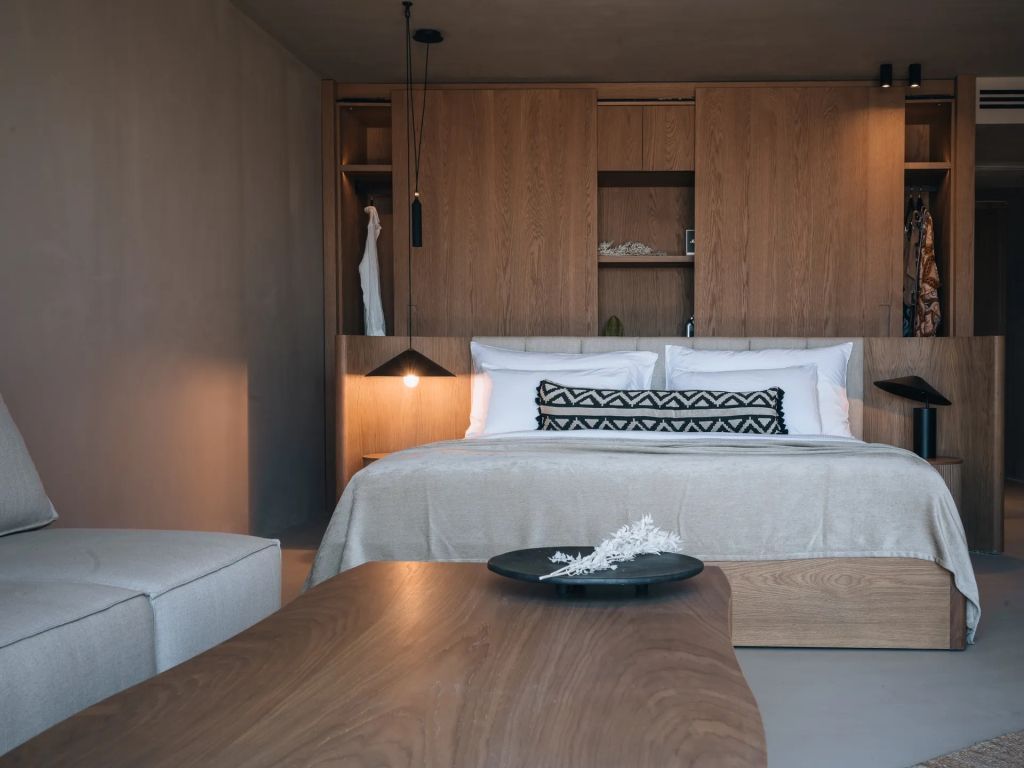 Elegant eingerichtetes Schlafzimmer mit Holzakzenten und moderner Beleuchtung